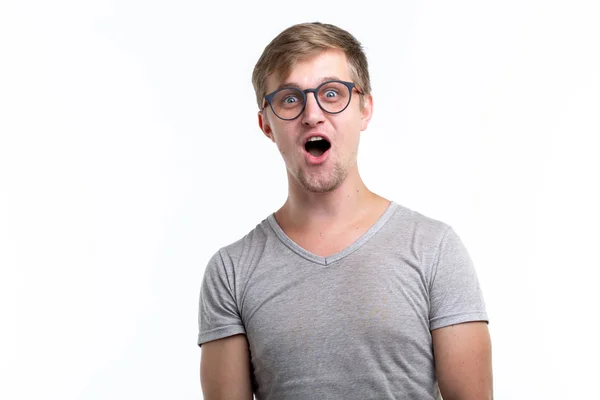 Concepto de personas y emociones - Sorprendido hombre sorprendido con la boca abierta sobre fondo blanco — Foto de Stock