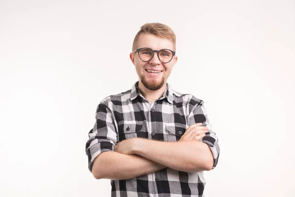 Persone, ritratto e concetto di istruzione - Uomo studente sorridente in camicia a quadri su sfondo bianco — Foto Stock