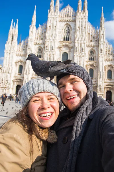 Milano Duomo Meydanı'nda güvercin ile kendi kendine portre çekici çift. Kış seyahat, İtalya ve ilişki kavramı — Stok fotoğraf