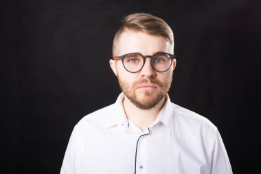 Kameraya bakarak gözlük yakışıklı adam