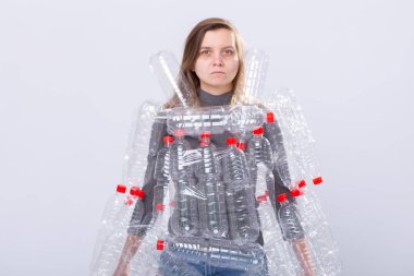 Çevre Koruma, insanlar ve geri dönüştürülebilir plastik kavram - beyaz arka plan üzerinde plastik şişe gibi elbise ile çevre felaketi ile ilgili yorgun kadın