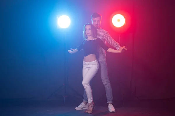 Gesellschaftstanz, Kizomba und semba Konzept - junges schönes Paar tanzt Bachata oder Salsa im Dunkeln — Stockfoto