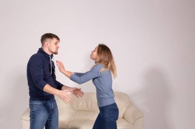 insanlar, şiddet ve istismar kavramı - kızgın adam kadın isabet