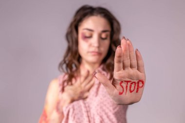 Aile içi şiddet, protesto ve insanlar kavramı - esmer kadın elinde gri Oda üzerinde inkar durağı ile ifade