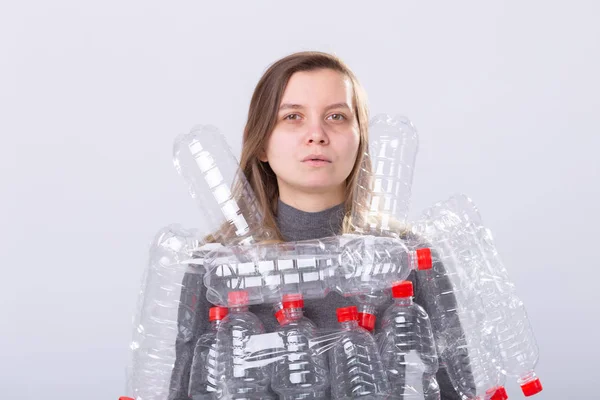 Problema de contaminación plástica y protección del medio ambiente. Mujer débil y cansada con botellas de plástico. Guardar concepto de la Tierra. Limpiar nuestra naturaleza . — Foto de Stock