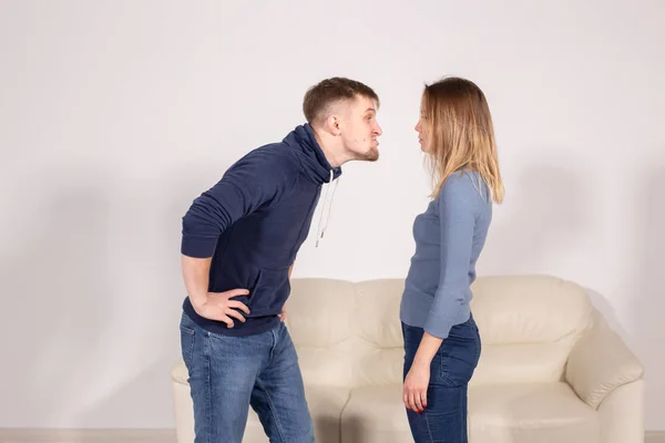 Människor, hem våld och missbruk koncept - ungt par skriker till varandra — Stockfoto