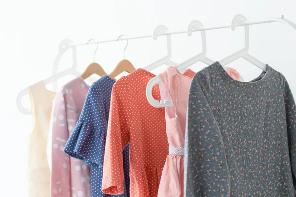 Giysi, tasarımcı ve Küçük Ölçekli İşletmeler kavramı - giysi bir sürü bir askı üzerinde — Stok fotoğraf