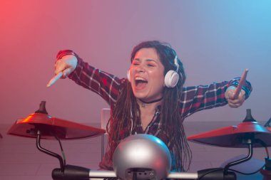 Müzik, elektronik davul seti ve hobi konsepti - bir kayıt stüdyosunda kadın davulcu