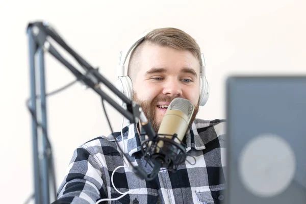 Podcasting, musik och radio Concept-Young DJ på radio Studio — Stockfoto