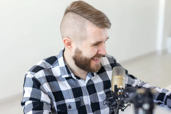 Bloggen, DJ en podcasting concept-Young Man werkt aan de radio — Stockfoto