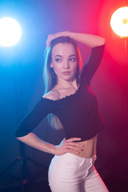 Dans ve insan kavramı - genç seksi kadın karanlıkta dans ve zevk