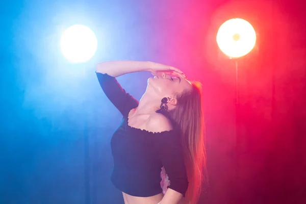 Karanlıkta dans eden genç kadın, duygular ve keyif — Stok fotoğraf