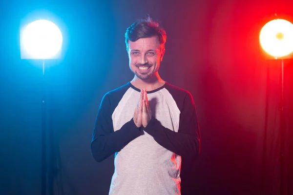 Concepto de gestos y emociones - Retrato de un hombre sobre la luz, dobló sus manos — Foto de Stock