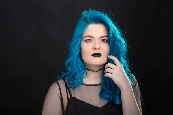 Pojetí lidí, stylu a módy-zavřít portrét mladé ženy s modrými dlouhými vlasy oblečené v černých šatech — Stock fotografie