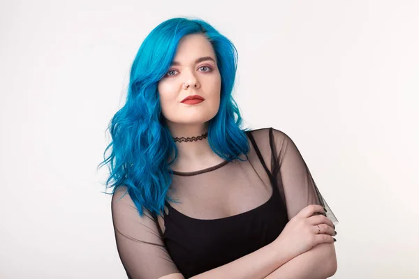Az emberek és a divat fogalma-fiatal nő, elzáró szelep és kék hajú pózol, fehér háttér — Stock Fotó