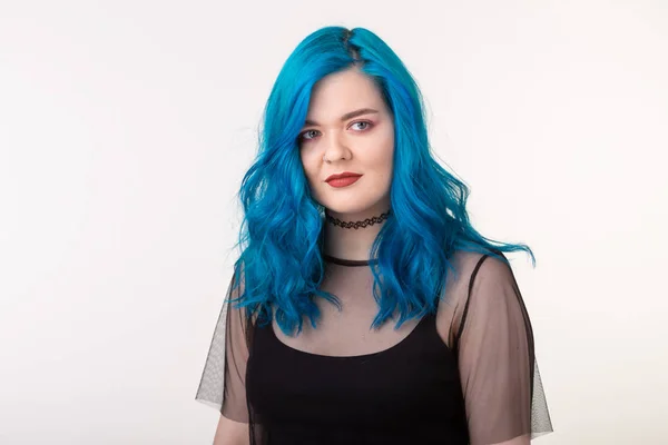 Koncepce lidí a módy-krásná žena s modrými vlasy na bílém pozadí — Stock fotografie