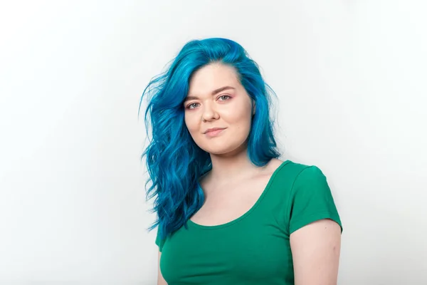 Moderní a módní koncepce-Mladá krásná žena s modrými vlasy se usmívá na bílém pozadí — Stock fotografie