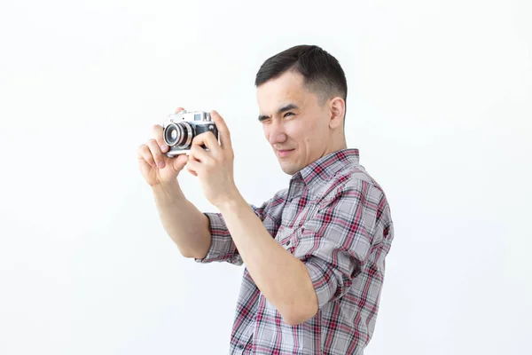 Teknik, fotografering och människor Concept-stilig asiatisk ung man med retro kamera över vit bakgrund — Stockfoto