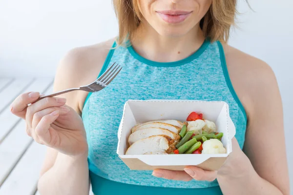 Concept santé, fitness et personnes - Gros plan sur la salade diététique et la femme en tenue de sport — Photo