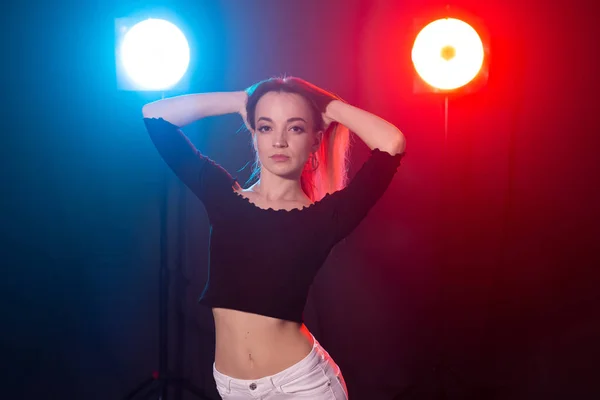 Nachtclub, Nachtleben und People-Konzept - junge Frau posiert im Dunkeln — Stockfoto