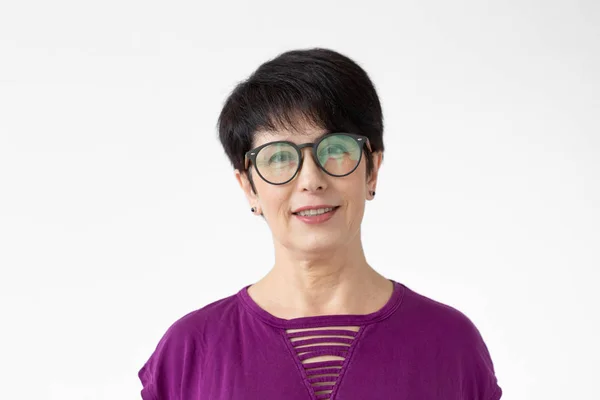 Portrét hezké ženy středního věku s brýlemi na bílém pozadí — Stock fotografie