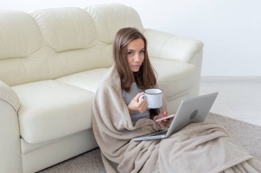 Serbest, özgürlük ve insan kavramı - sıcak fincan genç kadınla katta oturan ve evde laptop çalışma içmek