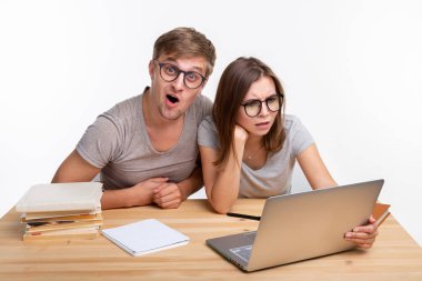 İnekler, çalışma, insanlar kavramı - insanlar bakmak belgili tanımlık laptop ve bakmak gibi bir kaç sürpriz