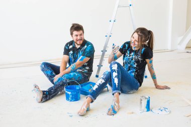 Duvar boyası ve eğlenceli at break onarım, yenileme ve insanlar kavramı - çift gidiş