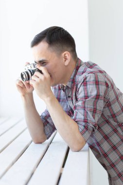 Vintage, fotoğrafçı ve insan kavramı - retro kamera kapalı yakışıklı asya adam