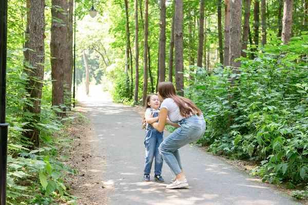 Conceito de família, natureza e pessoas - Mãe e filha passam tempo juntas em um passeio na floresta — Fotografia de Stock