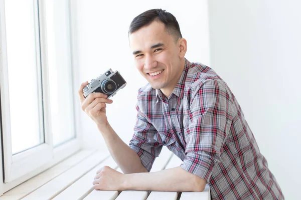 Teknik, fotografering och människor Concept-stilig asiatisk ung man med retro kamera inomhus — Stockfoto