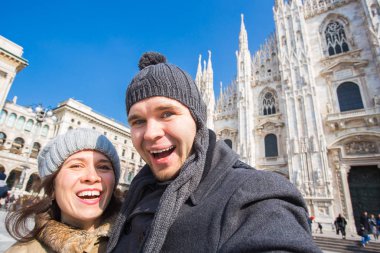 Milano Duomo Meydanı'nda kendi kendine portre çekici çift. Seyahat ve ilişki kavramı