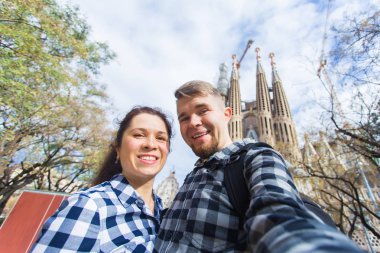Barcelona, İspanya - 6 Şubat 2018: mutlu çift selfie fotoğraf ünlü Sagrada Familia Katolik Katedrali önünde yapma. Barselona bölgesindeki seyahat