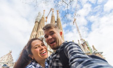 Barcelona, İspanya - 6 Şubat 2018: mutlu turist Barcelona, ünlü Sagrada Familia Roma Katolik Kilisesi önünde fotoğraf çekme mimar Antoni Gaudi