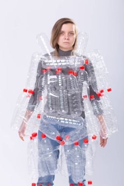 Susuz hasta kadın plastik şişelerde elbiseyle duruyor. Çevre kirliliği sorunu. Doğaçöp çevre koruma konsepti durdurun
