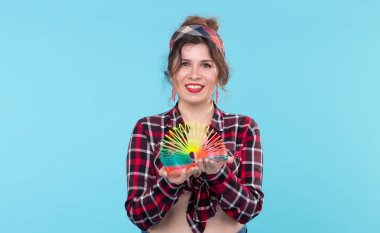 Mavi arka plan üzerinde retro tarzı vintage oyuncak ile güzel kadın Portresi