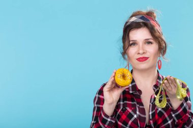 Ölçüm bandı ve halka ile Pin-up kadın, mavi arka plan üzerinde boşluk kopyalamak