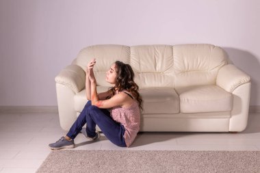 Kurban, şiddet ve aile içi şiddet - ağlayan, acı aile içi şiddet kadın