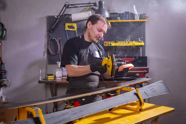 Reparatie, People concept-monteur, man is wrijven een ski — Stockfoto
