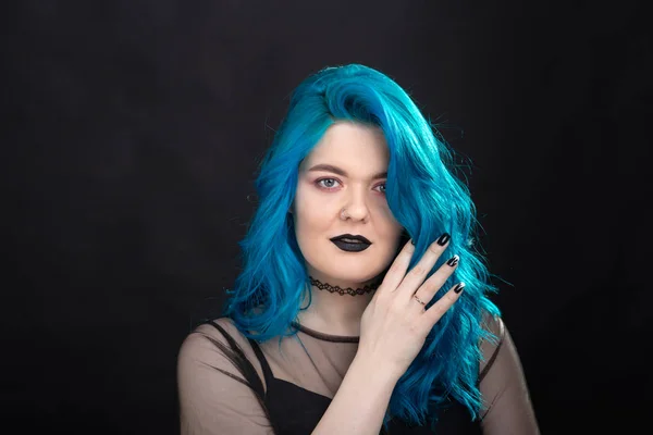 Sryle e conceito de moda - Close up retrato de mulher com cabelo longo azul sobre fundo preto — Fotografia de Stock