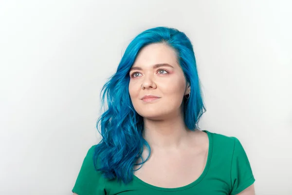 Juventude, conceito elegante e moda - Jovem mulher bonita com cabelo azul está sorrindo sobre fundo branco — Fotografia de Stock