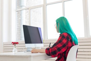 İş, tasarımcı ve animatör kavramı - yeşil saçlı genç kadın illüstratör veya sanatçı grafik tablet çizer