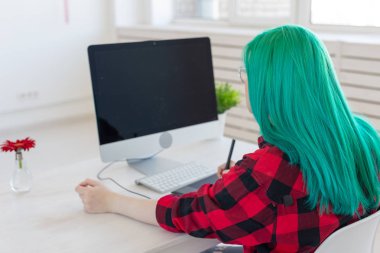Yaratıcı, illüstratör ve tasarımcı kavramı - yeşil saçlı genç kadın bir proje çiziyor, geri görünümü