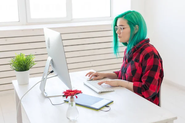 Tasarımcı, yaratıcı, insan kavramı - yeşil saçlı kadın tasarımcı grafik tablet üzerinde bir proje yapıyor — Stok fotoğraf