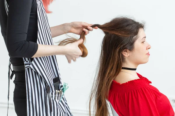Estilista de cabelo, coloração e conceito de pessoas - cabeleireiro cabelo vermelho colorir jovem mulher na camisa vermelha — Fotografia de Stock