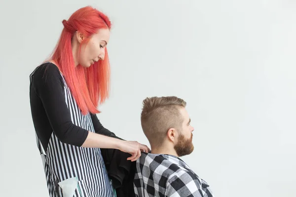 Concepto de peluquería, estilista y peluquería - mujer joven estilista va a cortar a un hombre —  Fotos de Stock