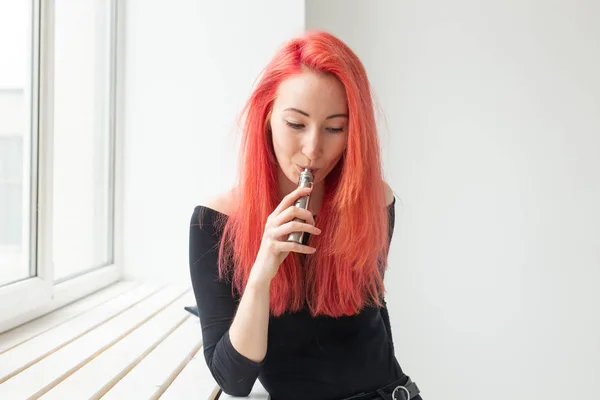 Vape, 중독 및 사람들 개념 - 색깔의 머리를 가진 젊은 여자는 vape를 흡연 — 스톡 사진