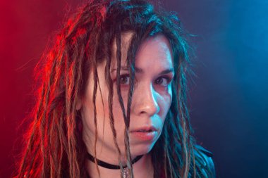 Gençlik, saç modeli ve modern konsept-kırmızı ve mavi ışık arka planda dreadlocks ile genç kadın