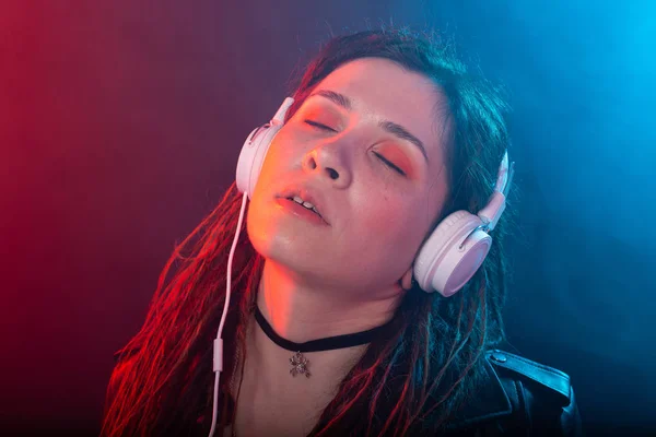 Müzik, meloman ve insanlar kavramı-Dreadlock müzik dinleme ve zevk ile mutlu bir kadın — Stok fotoğraf