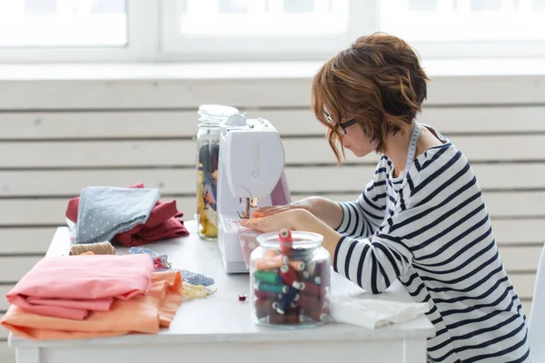 Diseñador de ropa, costurera, concepto de la gente - diseñador de ropa que trabaja en su estudio — Foto de Stock